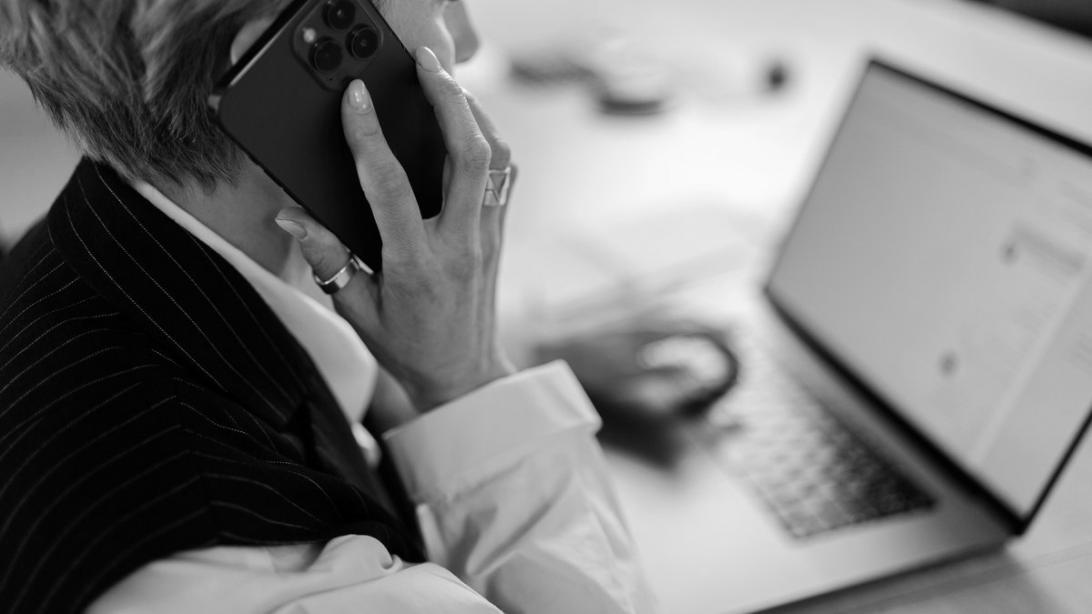 Estudiante desarrollando sus fortalezas mediante ejercicios interactivos en línea